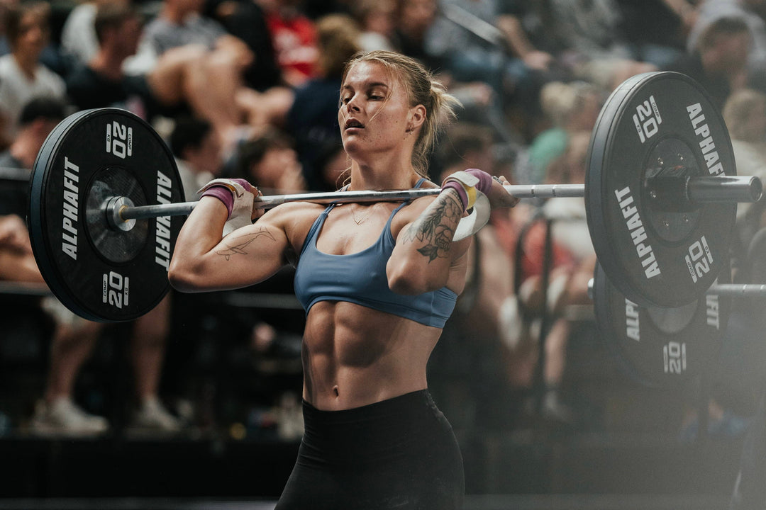 GIRL LIFTING BAR AT CROSSFIT COMPETITION