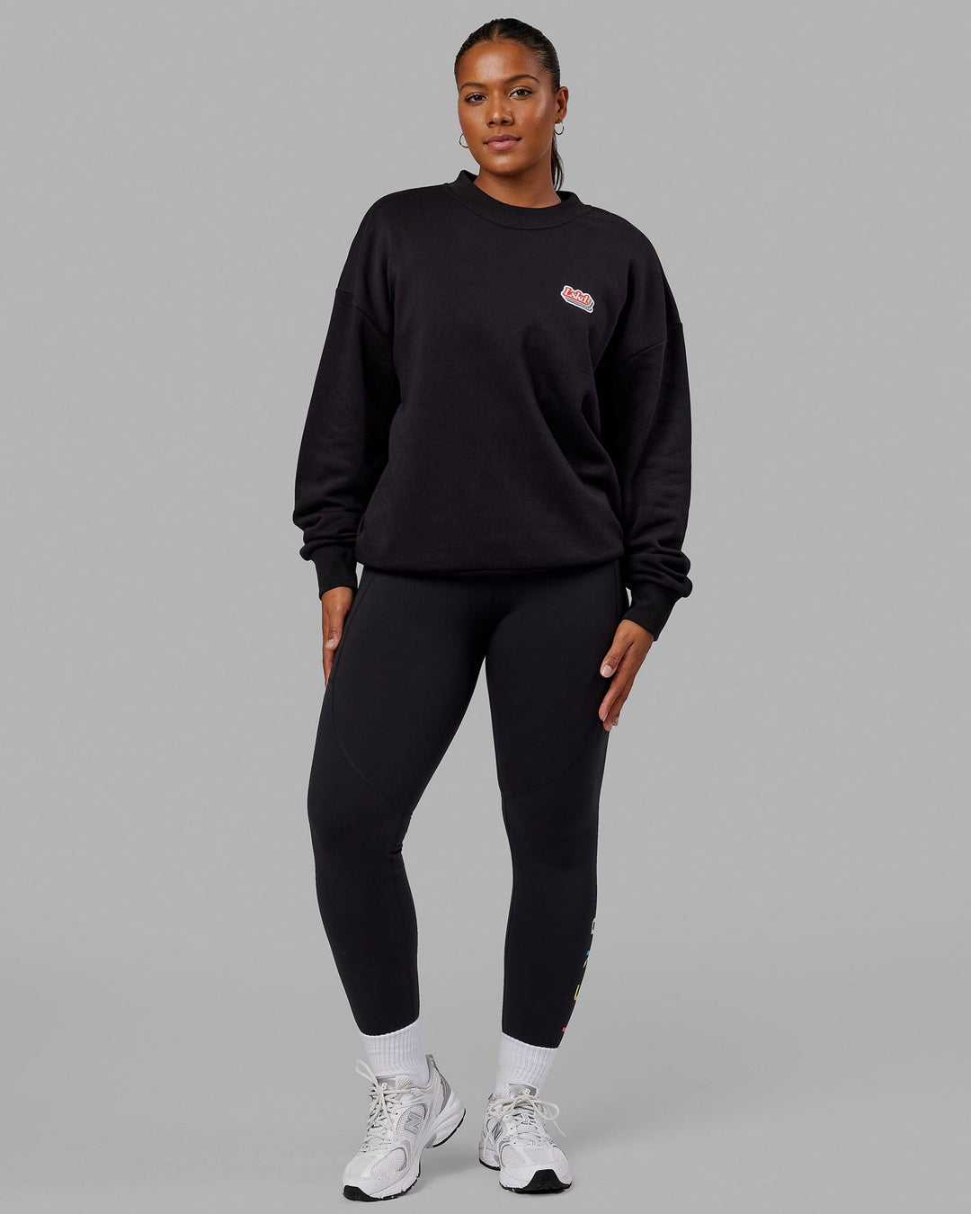 Woman wearing Unisex Radiate Sweater Oversize - Black